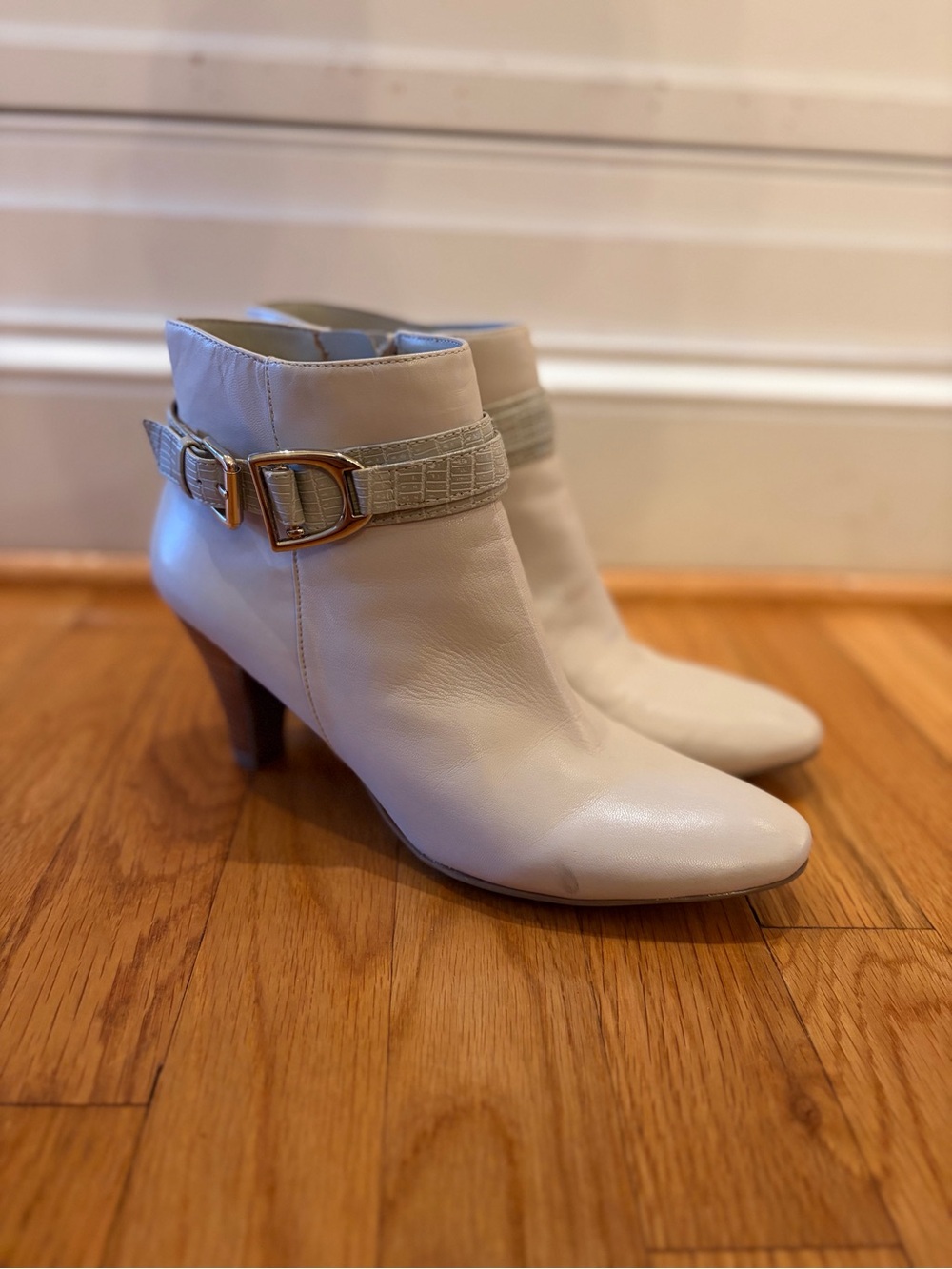 Women’s Size 7.5 White Mountain Black Low Cut Boots Booties Like New Condition i